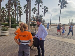 Juan Carlos Caballero supervisa los trabajos de limpieza de las playas